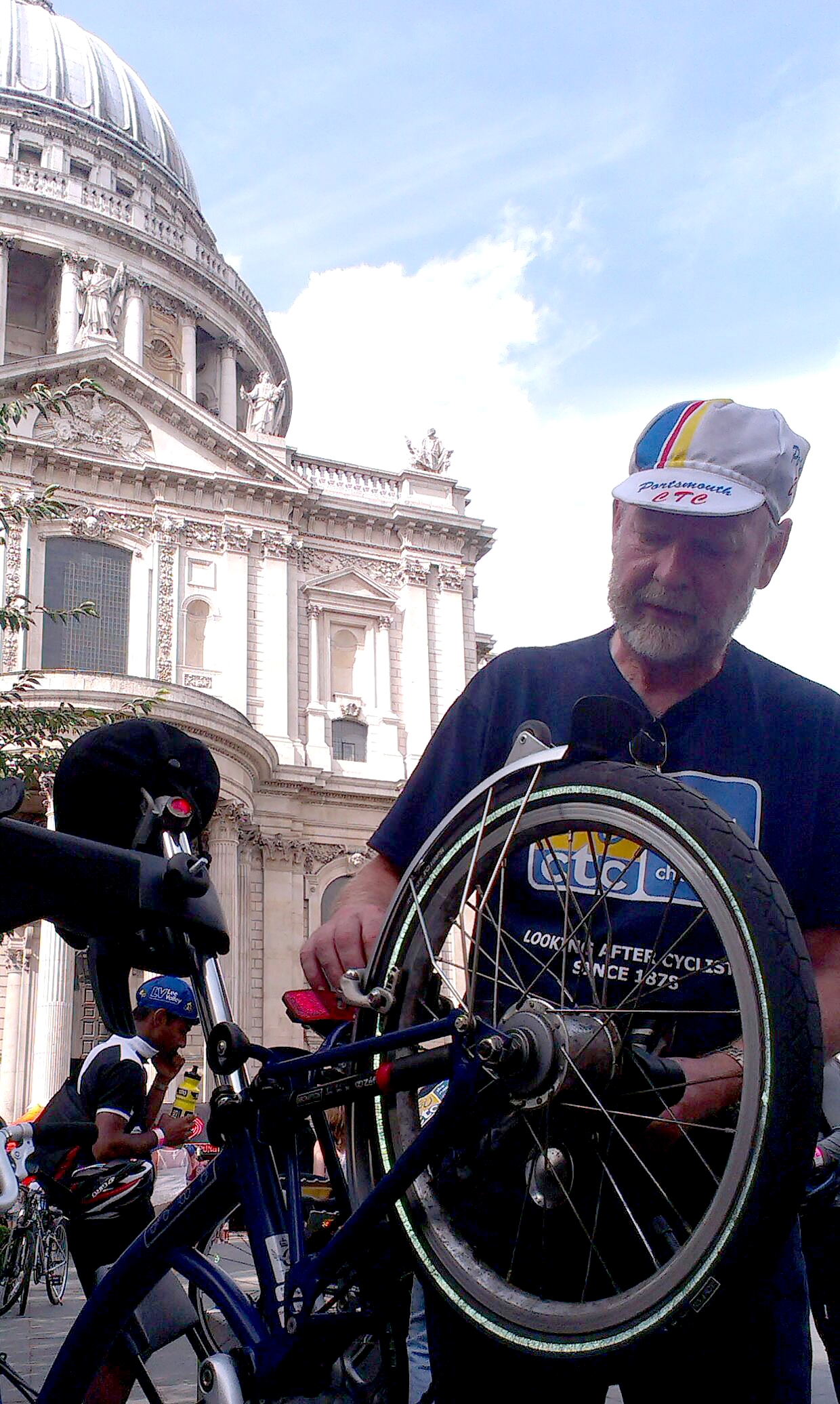 A CTC Dr Bike mechanic by St Paul's Cathedral