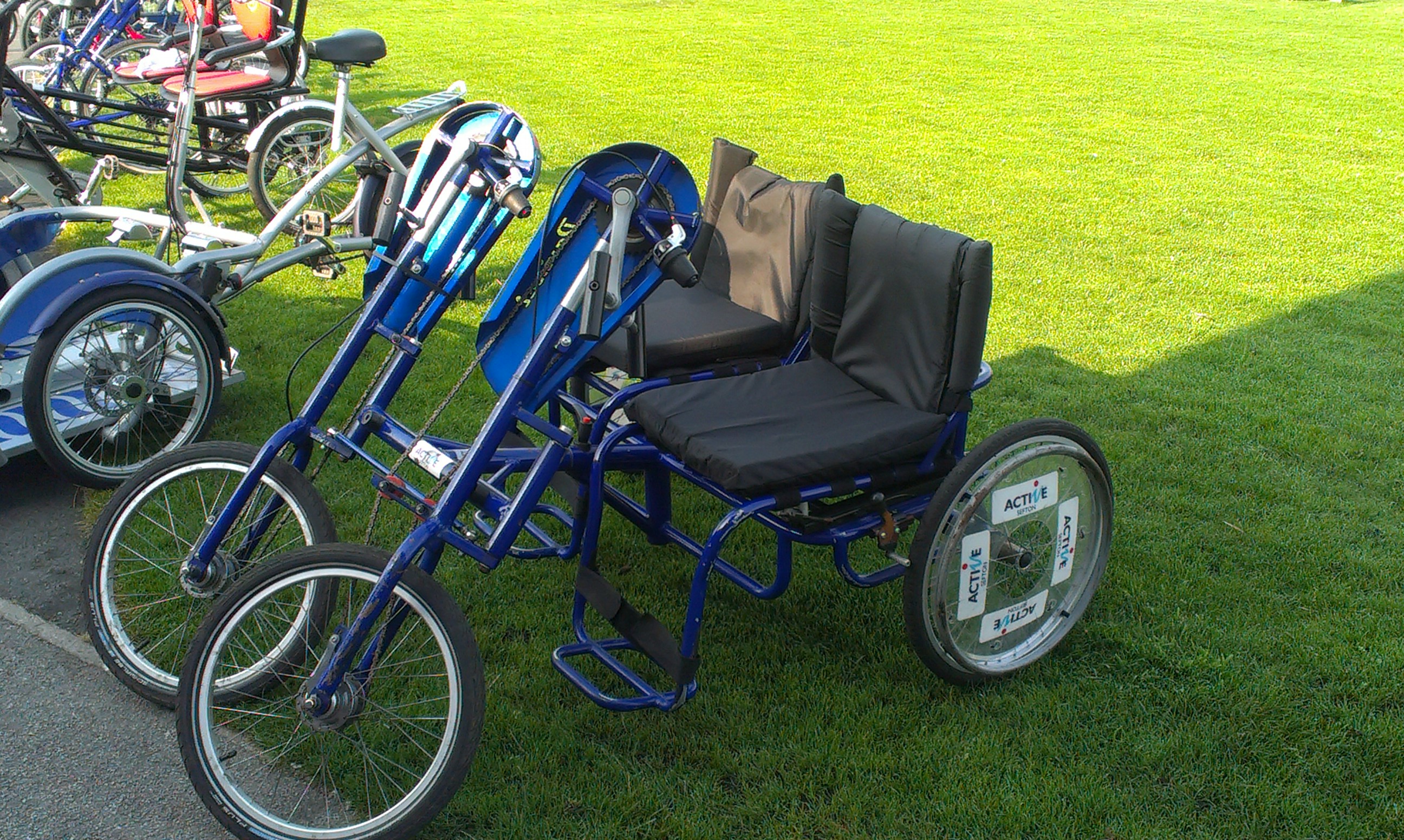 Side by side tandem hand cycle